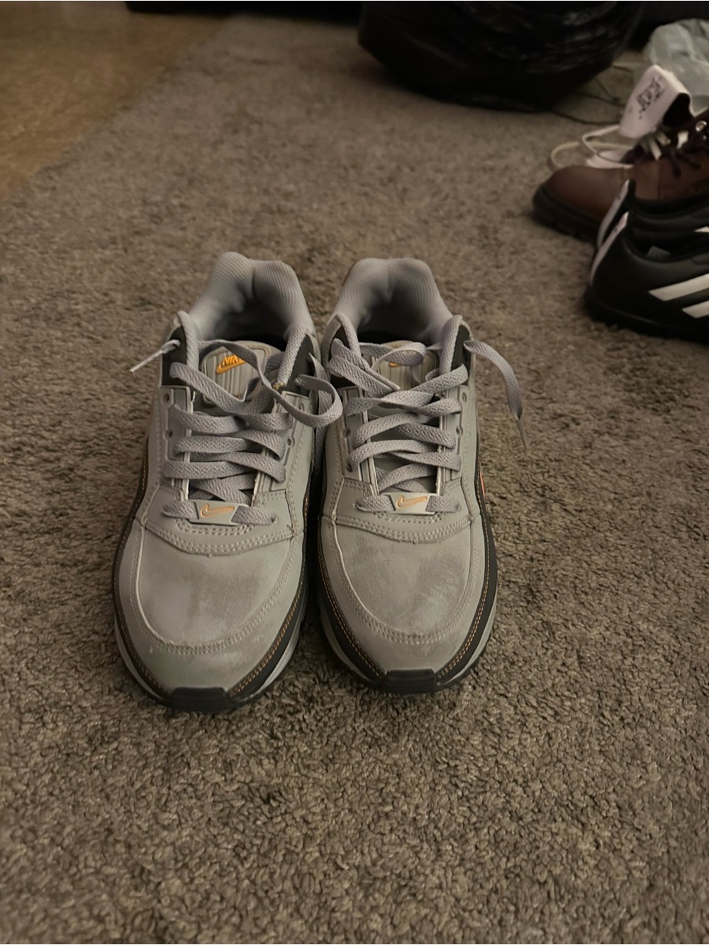 Nike Men's Light Gray Sneakers with Gold Accents
